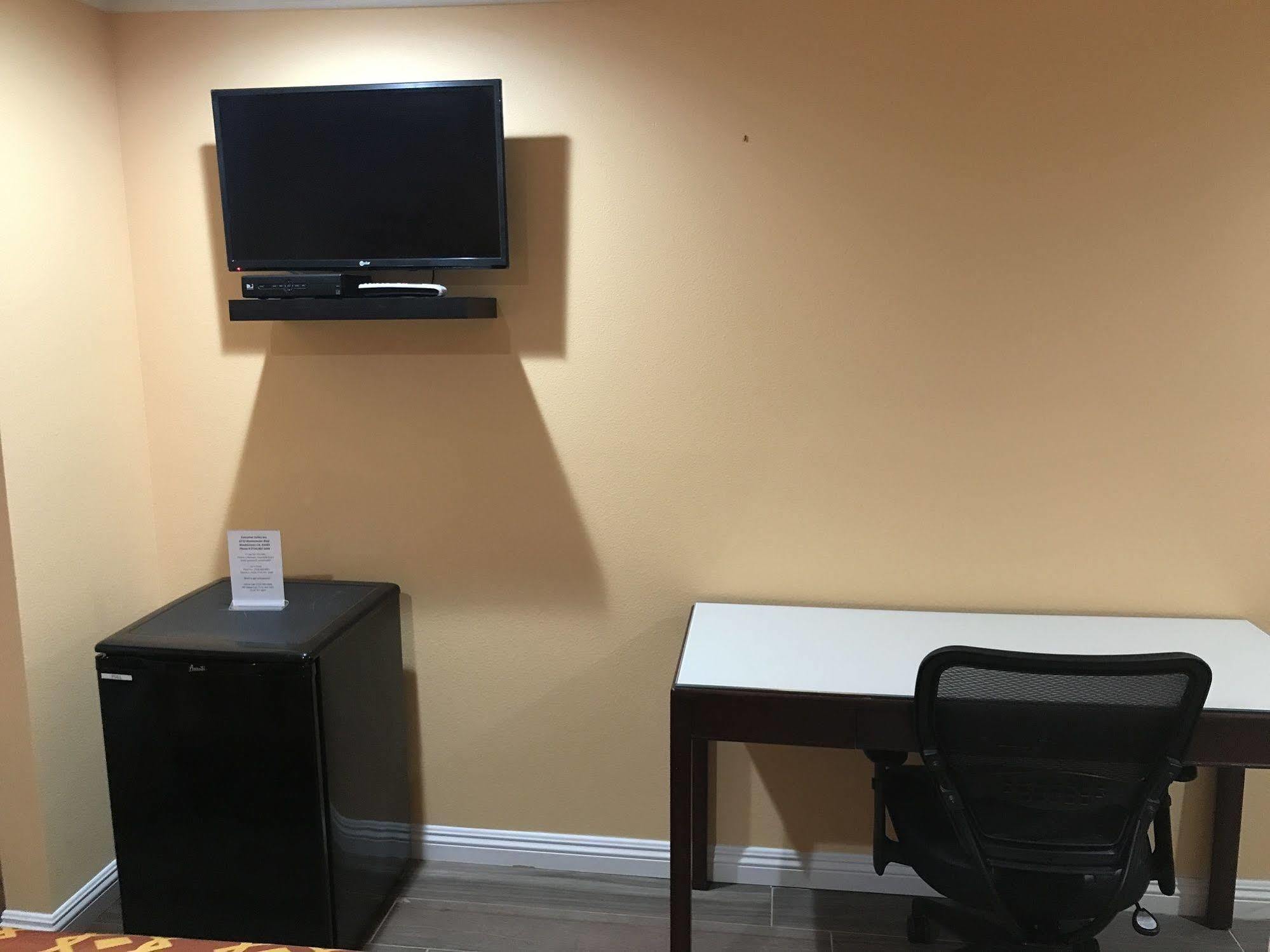 Executive Suites Inn Westminster Bagian luar foto